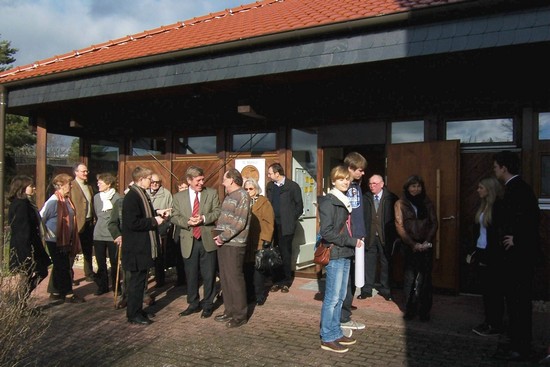 Die Bonner SELK-Gemeinde steht nach dem Gottesdienst vor der Holzkirche