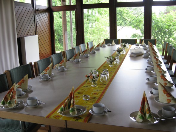 Gedeckter Tisch für den Kirchenkaffee