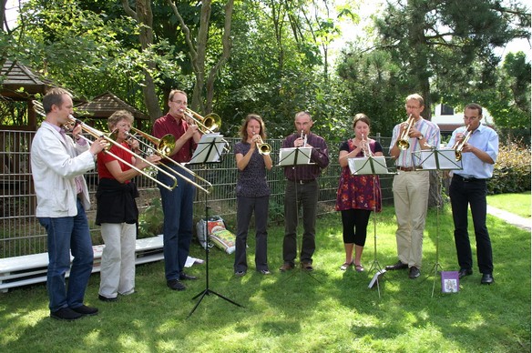 Der Bläserchor auf der Wiese vor der Kirche